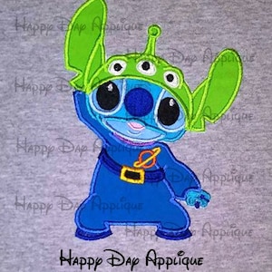 Puede incluir: Personaje azul Stitch con un disfraz de extraterrestre verde con tres ojos. El personaje está de pie con los brazos a los lados y tiene un cinturón azul y amarillo con una hebilla plateada.