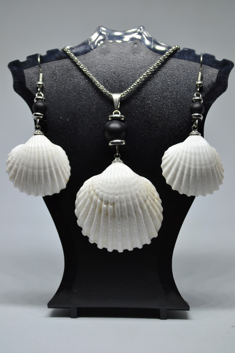 60 cm silver color necklaces /& earring hooks with a unique seashell white colors pendant Beho Jewellery Nu/_542,