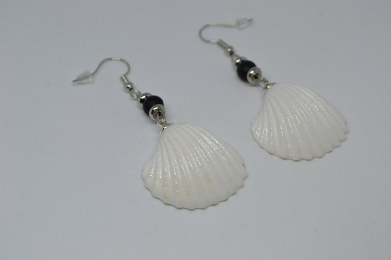 60 cm silver color necklaces /& earring hooks with a unique seashell white colors pendant Beho Jewellery Nu/_542,