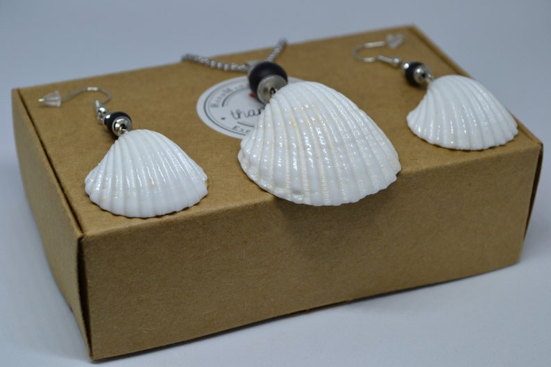 60 cm silver color necklaces /& earring hooks with a unique seashell white colors pendant Beho Jewellery Nu/_542,