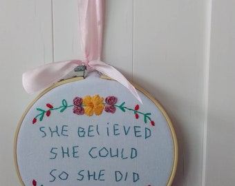 Met de hand geborduurde hoepelkunst: motiverende quote muurhanger (6 inch)