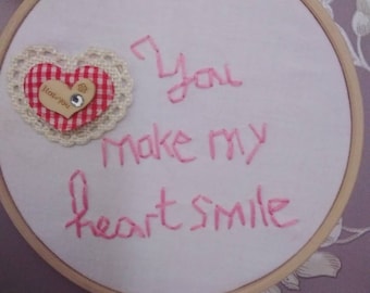 Handgeborduurde hoepelkunst: "You Make My Heart Smile" - 6 inch