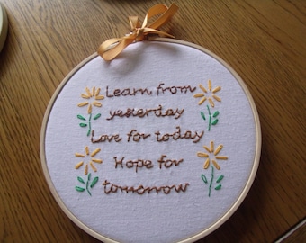 Handgeborduurde borduurring: motiverende quote muurhanger (22 cm)