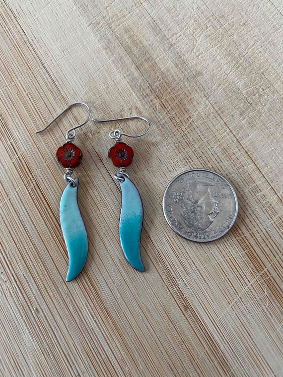 Red flower and turquoise dangle earrings - image 5