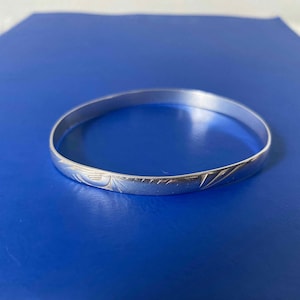 Elegant vintage sterling silver bangle for her with beautiful design