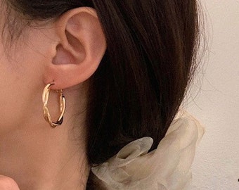 Boucles d'oreilles créoles torsadées minimalistes plaquées or 18 carats (une paire), cerceaux de tous les jours, cadeaux de demoiselle d'honneur, boucle d'oreille Hen Do, cerceaux en argent, boucle d'oreille légère