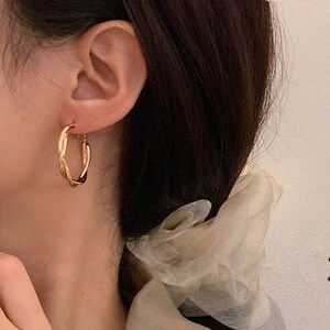 18K Gold Plated Minimalist Twist Hoop Earrings A Pair, Everyday Hoops, Bridesmaid Gifts, Hen Do Earring, Silver Hoops, Lightweight Earring Large 30mm (A Pair)