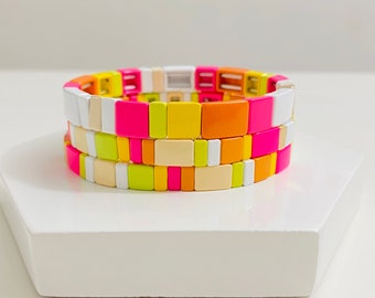 Neon roze gele emaille tegel armband, Barbiecore Colorblock armbanden, tegel kralen armbanden, stapelen armbanden, rekbare armbanden