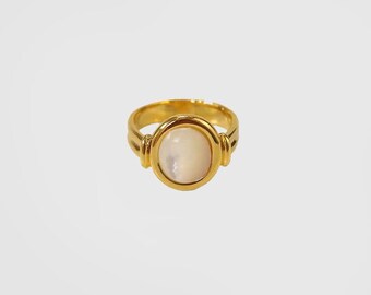 18K Gold Plated Vintage Round Mother-of-Pearl Ring, Statement White Shell Ring, Stacking Rings, Vintage Gold Band Ring, Chunky Gold Ring