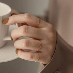 Ultra dunne stapelring set, 18K goud/rosé goud/verzilverde minimalistische ring, minimale stapelring, Midi gouden ring, sierlijke stapelbare ring afbeelding 3