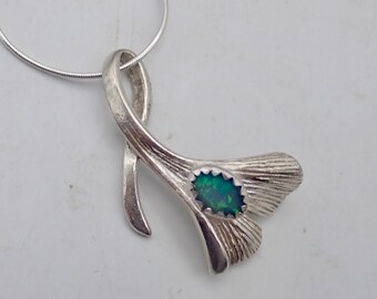 Collar de hoja de ginkgo en plata esterlina y ópalo australiano.