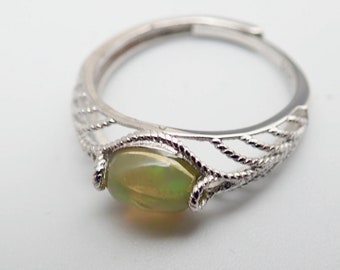 Anillo ajustable de plata de ley con ópalo etíope: diseño "Llama".