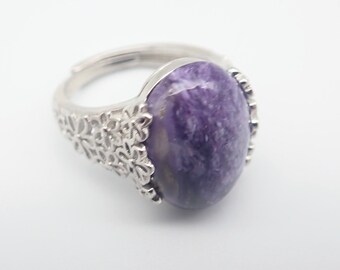 Anillo de charoita floral en plata de ley: piedra preciosa morada ajustable.