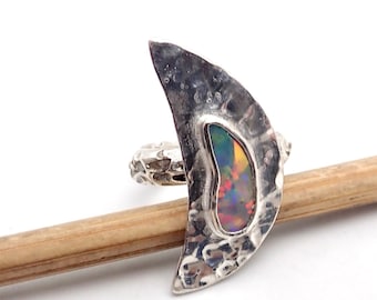 Anillo de luna de ópalo Lightning Ridge: plata de ley martillada, tamaño 6 3/4.