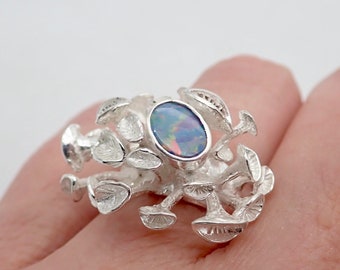 Anillo de plata esterlina con ópalo de cristal australiano: diseño de algas exóticas.