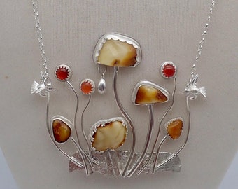 Collar con forma de hongo y ámbar báltico: colgante de bosque en plata de ley con cornalina.