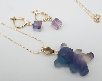 Collar con colgante de oso de fluorita arcoíris y pendientes de cubo: conjunto de plata de ley chapada en oro.