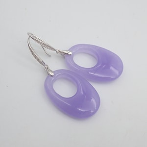 Orecchini in argento sterling con giada viola. Orecchini a cerchio in giada. Orecchini in argento con giada lavanda. Orecchini a cerchio in giada lavanda.