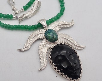 Collar de máscara veneciana de ópalo de Andamooka: jade, hueso tallado, plata de ley.