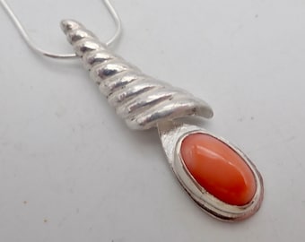 Colgante de concha de cornucopia en plata de ley: collar de coral japonés.