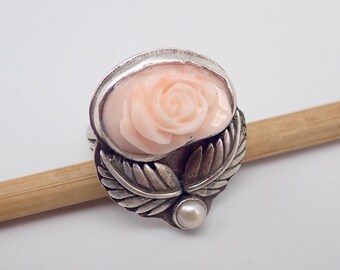 Anillo de rosa de coral tallado: plata de ley, coral piel de ángel, acento de perla.