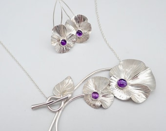 Conjunto de collar y pendientes de flor violeta en plata de ley y amatista.
