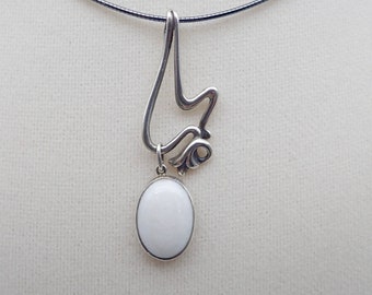 Collier pendentif en jade de montagne blanc et argent sterling vieilli. Collier en argent marbré blanc. "La sorcellerie blanche". Pendentif en pierres précieuses blanches.