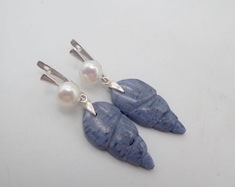 Pendientes de coral azul tallado: plata de ley, perla blanca, concha de océano.