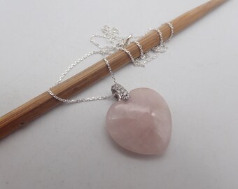 Colgante de corazón de cuarzo rosa: collar de plata de ley con circonita cúbica.