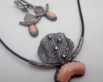 Conjunto de collar y pendientes de coral momo japonés, rama de coral negro oxidada en plata de ley. Colgante de coral rosa de aguas profundas. Pendientes de coral rosa.
