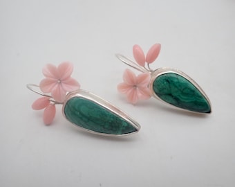 Pendientes de Plumeria en Plata de Ley: Malaquita, Caracola, Coral.