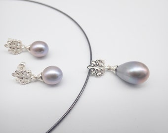 Conjunto de joyas de plata de ley con perla gris: pendientes de hoja y colgante de lágrima.