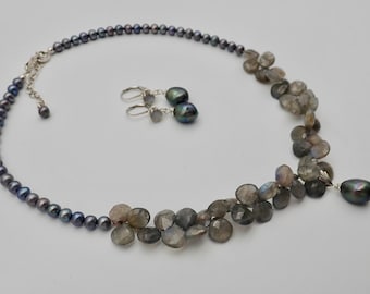 Conjunto de collar y pendientes de labradorita y perla barroca negra de pavo real. «Belleza multidimensional».
