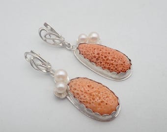Pendientes de plata de ley Momo Coral: coral melocotón japonés y perla.