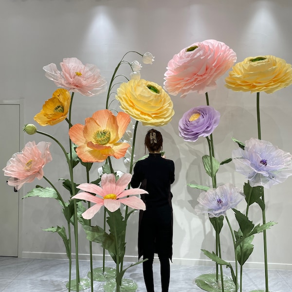 Riesiges freistehendes Frühlings- / Sommerblumenskulpturenset -Hochzeit / Event-Blumeninstallation -Retail-Frontfensteranzeige - Eine Vielzahl von Blumen