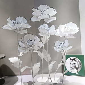 Installazione artistica di fiori di carta di papaveri autoportanti - Decorazione floreale per eventi/feste - Esposizione di vetrine di negozi al dettaglio primaverili/estivi realizzate a mano