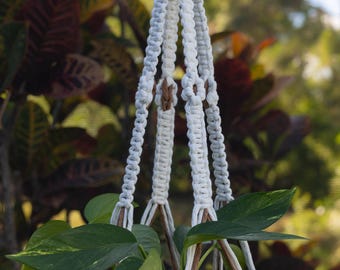 Colgador de macramé hecho a mano con forma de margarita – Macetero estilo boho con cordón de algodón