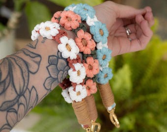 手作りのデイジー柄リストレット、カーアクセサリー、キーホルダー、マクラメ編みリストレット、ボヘミアン風カーアクセサリー