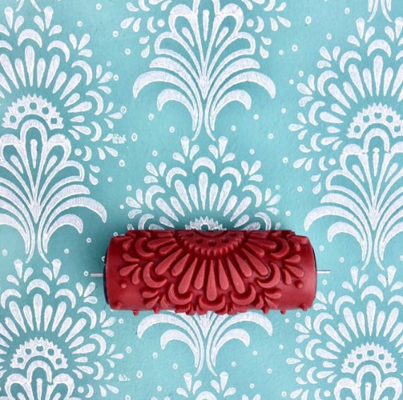 Patterned clearance paint roller