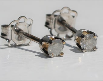 Natural Round Diamond Earrings Studs in 14 Karat White Gold Push Back 0.20ctw.