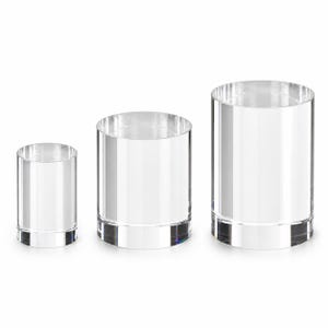 Puede incluir: Tres expositores cilíndricos transparentes de diferentes alturas. Cada expositor tiene una base rectangular gruesa y un cuerpo liso y transparente. Los expositores están diseñados para exhibir productos y agregar un toque moderno a cualquier exhibición.