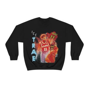 Op de afbeelding: Zwart sweatshirt met een grafische print van een basketballer in een rood-wit shirt met de tekst "ICE TRAE YOUNG 11" op de voorkant.