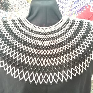 In VENDITA Collana multicolore con perline bianche nere africane / Collana Masai / Elegante / Regalale / Cascata / Masai Mara