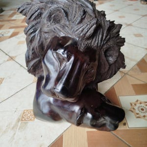 Handgeschnitzte Ebenholz Löwe & Löwin Skulptur: Afrikanische Holzkunst