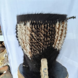 Handgefertigte afrikanische Ledertrommel oder Hocker (Einzigartiges Wohndekor oder Sitzmöbel) GD38