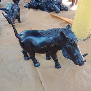 Jabalí africano de madera de ébano / Ngiri / Escultura tallada / Tablero de mesa africano antiguo vintage de madera ceremonial marrón
