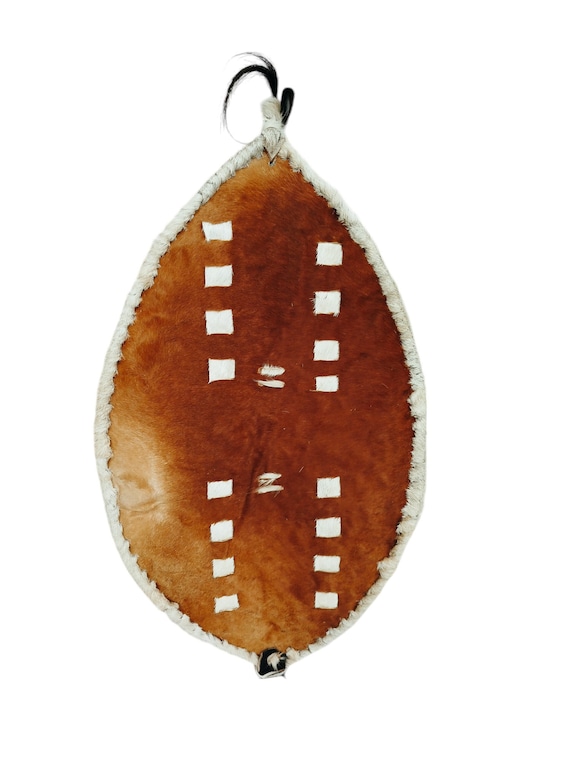 アフリカの民芸品(盾／本革、木製彫刻)