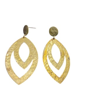 Pendientes colgantes de hoja de latón martillado con textura única, chapados en oro, joyería artesanal, estilo bohemio chic, étnico, ético y sostenible.