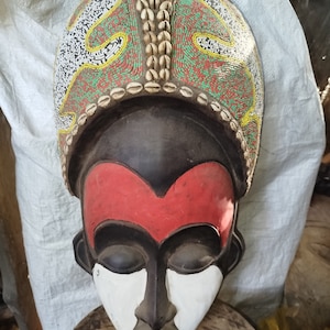 Auf Verkauf atemberaubende Stammes-Maske - rot, grün, weiß, braun mit Kauri-Muscheln für kulturelle Anzeige Rituale Macht kulturelle Wandbehang-Zeremonie