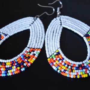 EN VENTA Hermosos pendientes masai blancos africanos / Masai Ladies / Pendientes hechos a mano con cuentas / Masai Mara Kenia